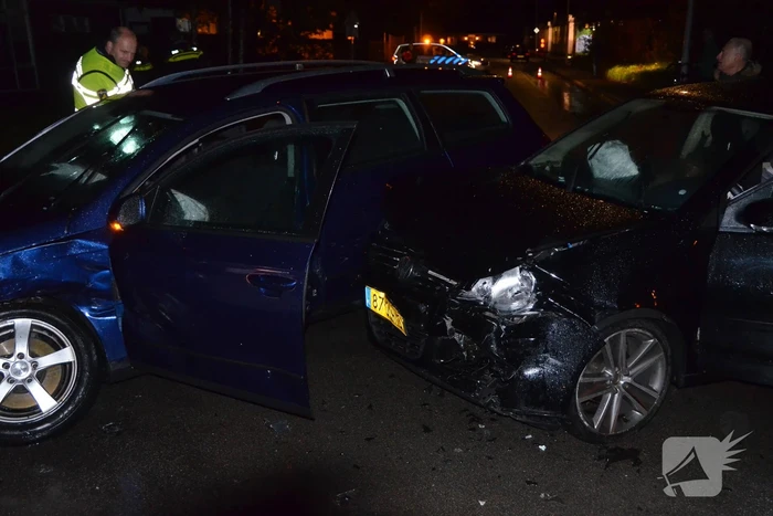 Auto rijdt in flank van andere auto