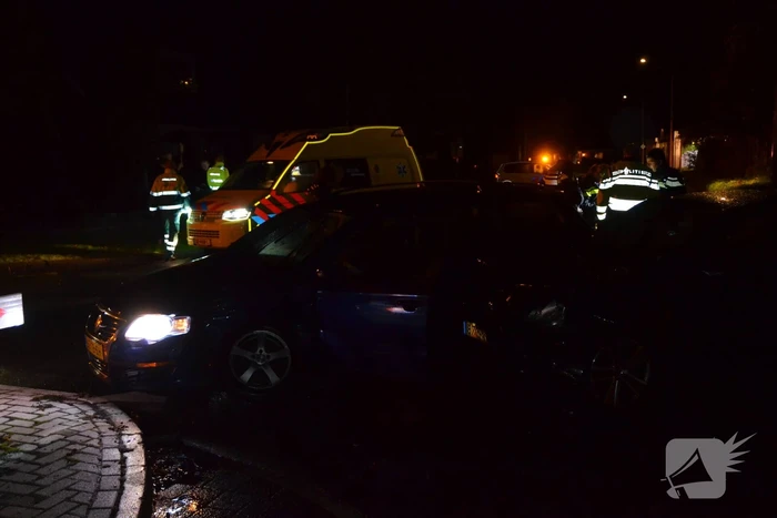 Auto rijdt in flank van andere auto