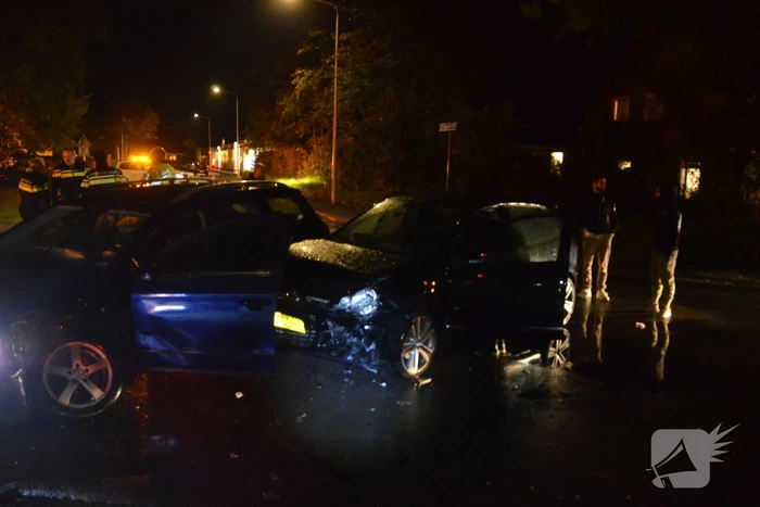 Auto rijdt in flank van andere auto