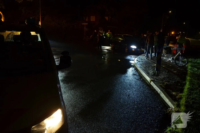 Auto rijdt in flank van andere auto