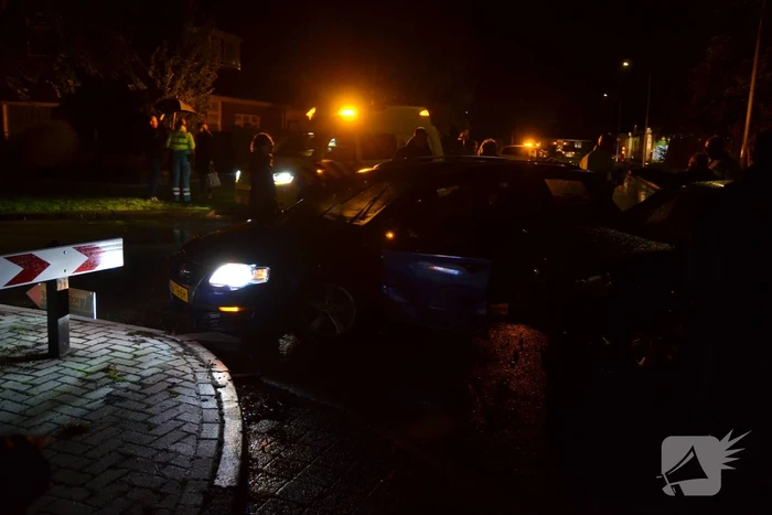 Auto rijdt in flank van andere auto