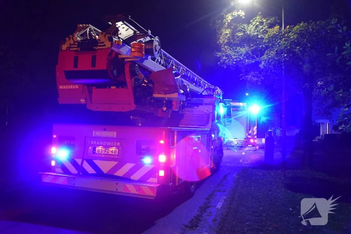 Brandweer onderzoekt brandlucht naast loods