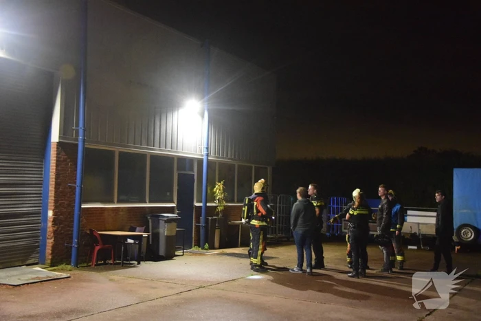 Brandweer onderzoekt brandlucht naast loods