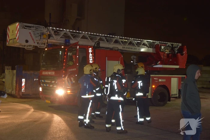 Brandweer onderzoekt brandlucht naast loods