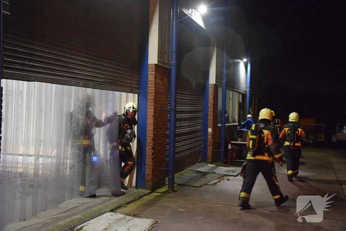 Brandweer onderzoekt brandlucht naast loods