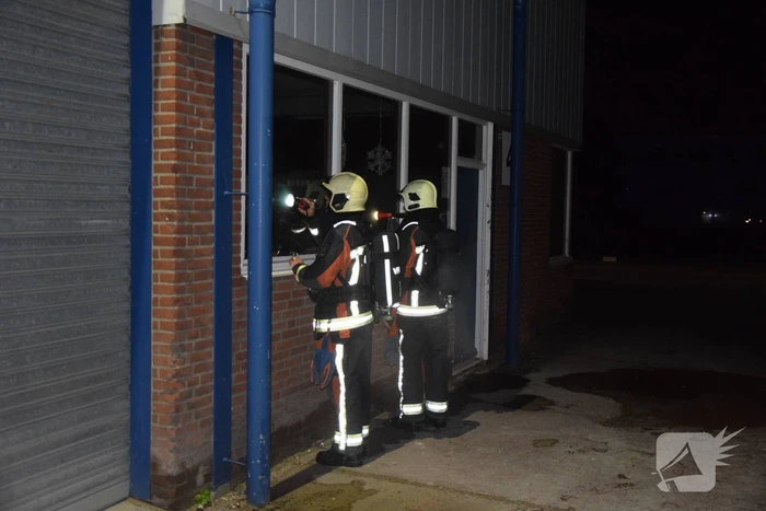 Brandweer onderzoekt brandlucht naast loods