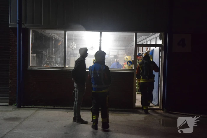 Brandweer onderzoekt brandlucht naast loods