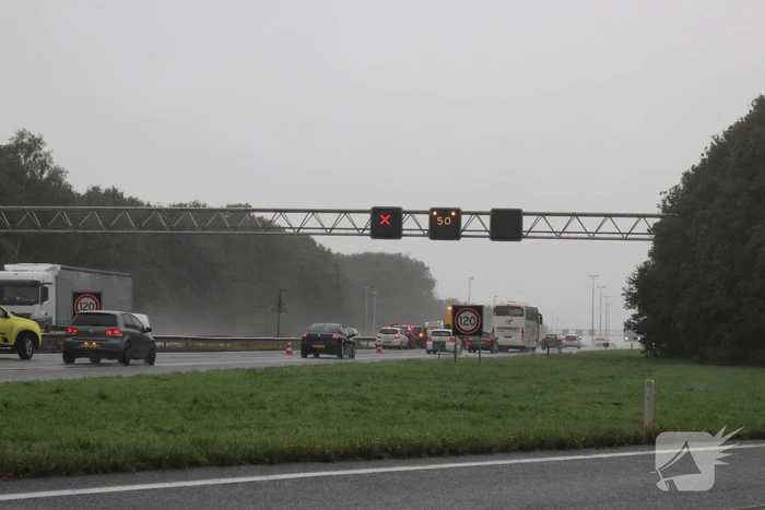 Rijstrook afgesloten na kop-staart botsing