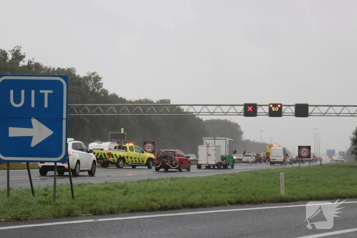 Rijstrook afgesloten na kop-staart botsing