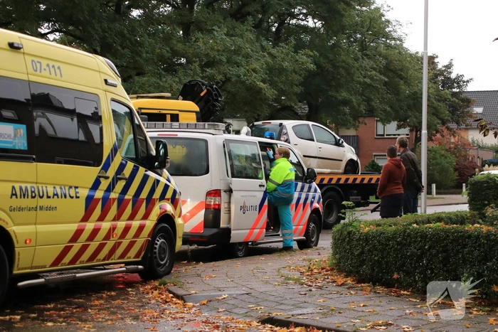 Auto belandt op zijn kant na aanrijding in woonwijk