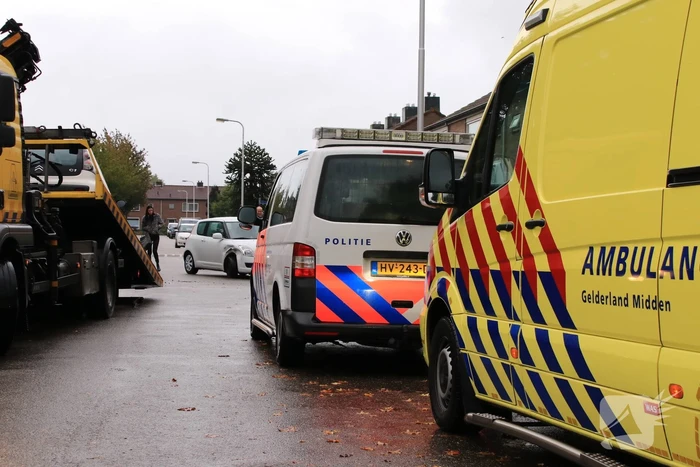 Auto belandt op zijn kant na aanrijding in woonwijk