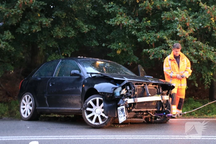 Wederom auto uit beruchte bocht gevlogen