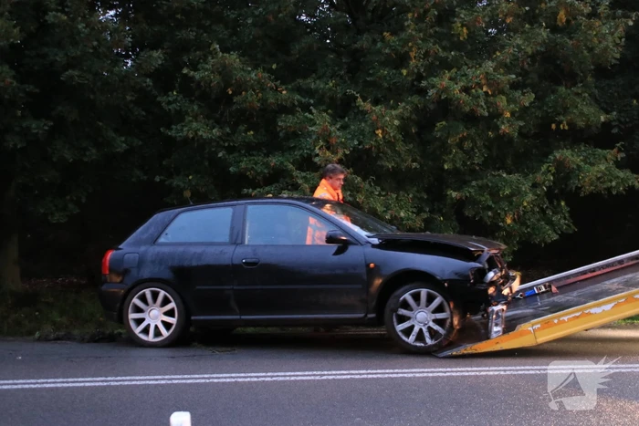 Wederom auto uit beruchte bocht gevlogen