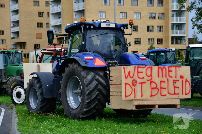 Honderde boer in boerenprotest bij provinciehuis Flevoland