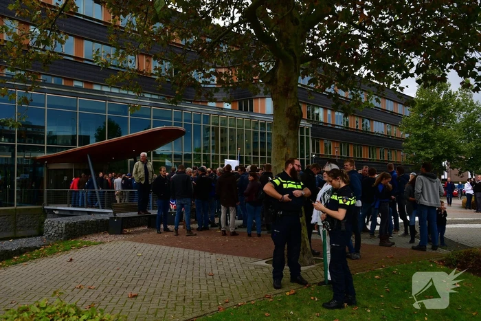 Honderde boer in boerenprotest bij provinciehuis Flevoland