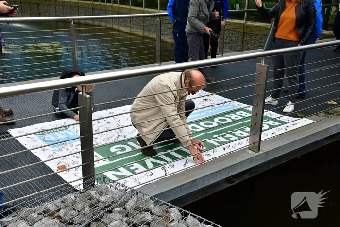 Honderde boer in boerenprotest bij provinciehuis Flevoland