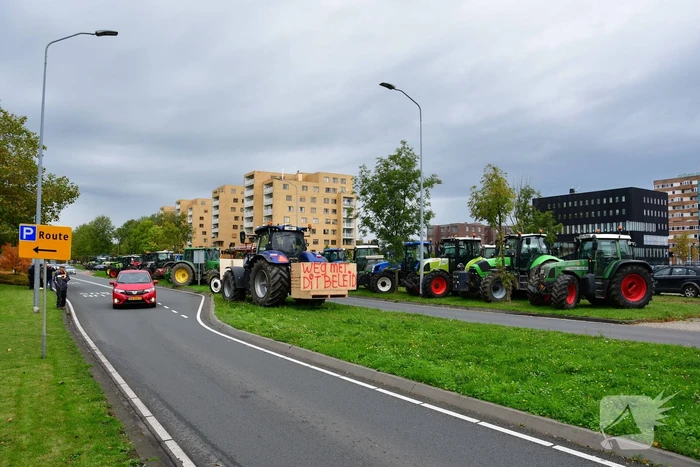 Honderde boer in boerenprotest bij provinciehuis Flevoland