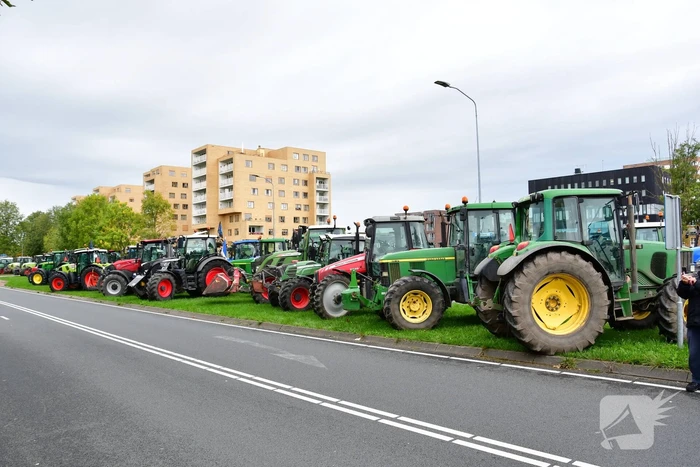 Honderde boer in boerenprotest bij provinciehuis Flevoland