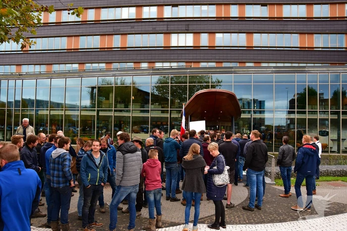 Honderde boer in boerenprotest bij provinciehuis Flevoland