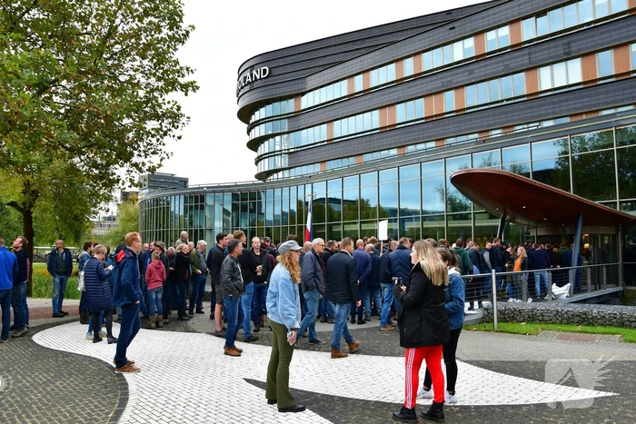 Honderde boer in boerenprotest bij provinciehuis Flevoland