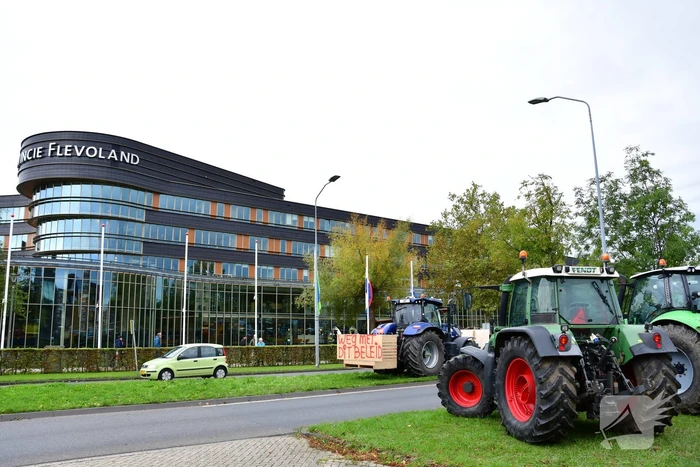 Honderde boer in boerenprotest bij provinciehuis Flevoland