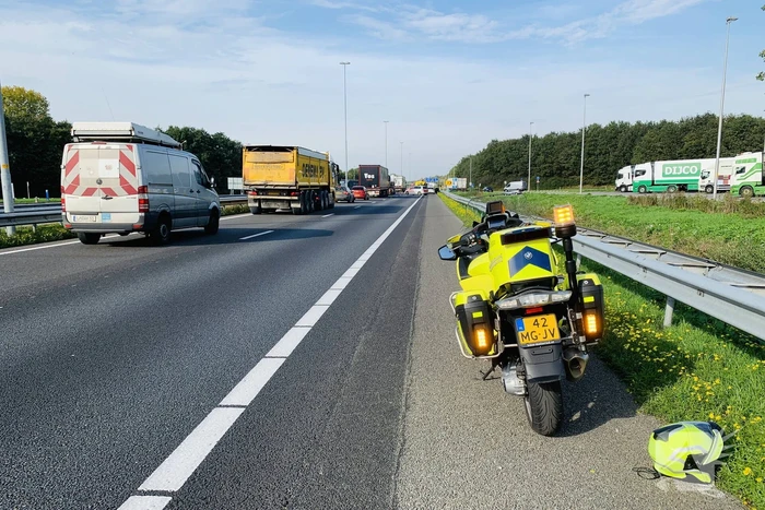 Auto schaart caravan op snelweg