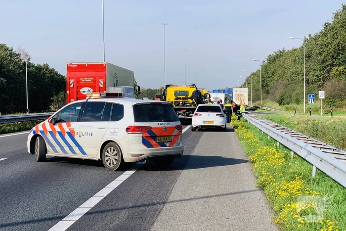 Auto schaart caravan op snelweg
