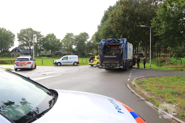 Scooter rijdt tegen vuilniswagen aan