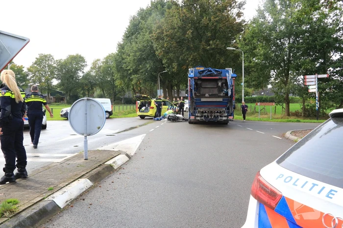 Scooter rijdt tegen vuilniswagen aan