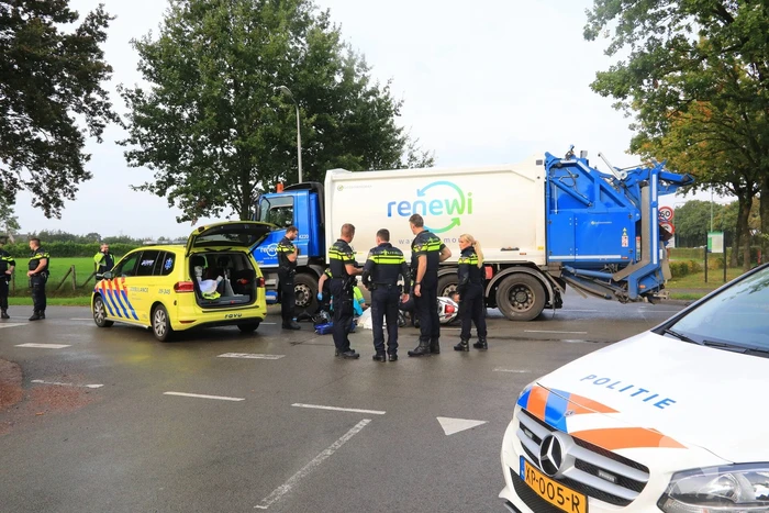 Scooter rijdt tegen vuilniswagen aan