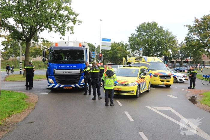 Scooter rijdt tegen vuilniswagen aan