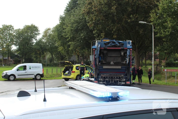 Scooter rijdt tegen vuilniswagen aan