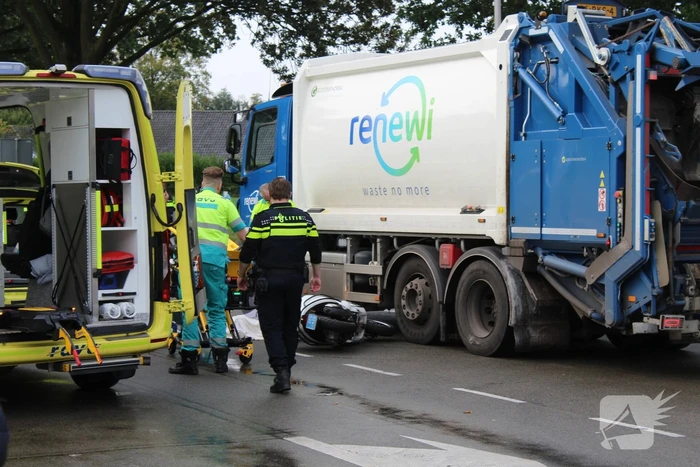 Scooter rijdt tegen vuilniswagen aan