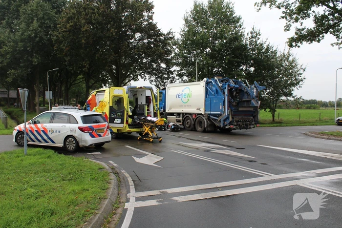 Scooter rijdt tegen vuilniswagen aan