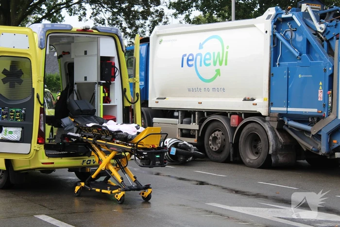 Scooter rijdt tegen vuilniswagen aan