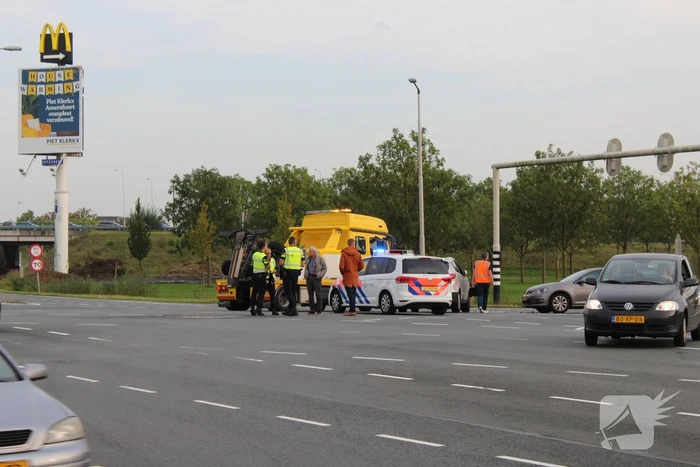 Twee auto's botsen op kruising