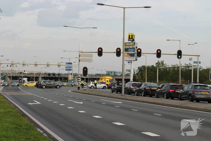 Twee auto's botsen op kruising