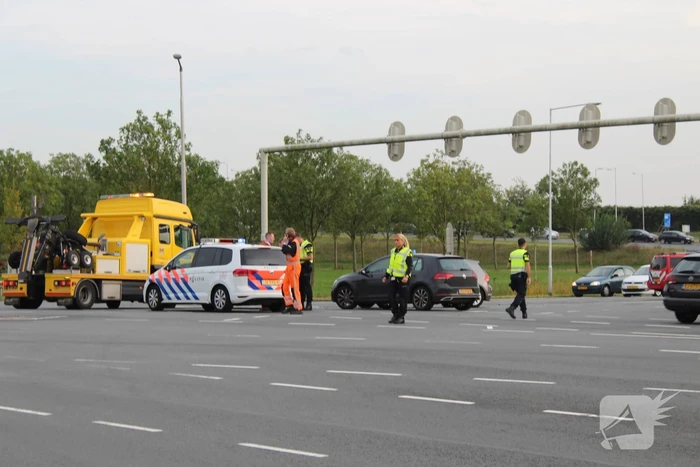 Twee auto's botsen op kruising
