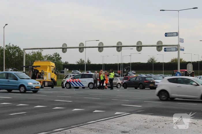 Twee auto's botsen op kruising