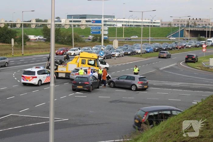 Twee auto's botsen op kruising