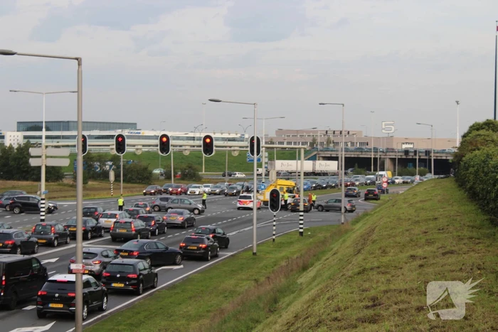 Twee auto's botsen op kruising