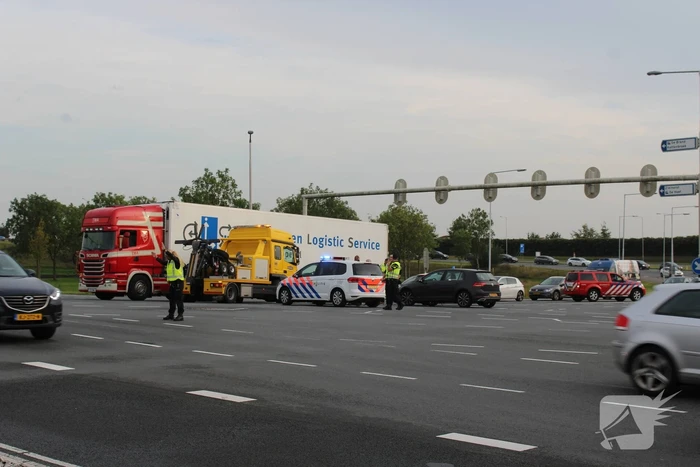 Twee auto's botsen op kruising