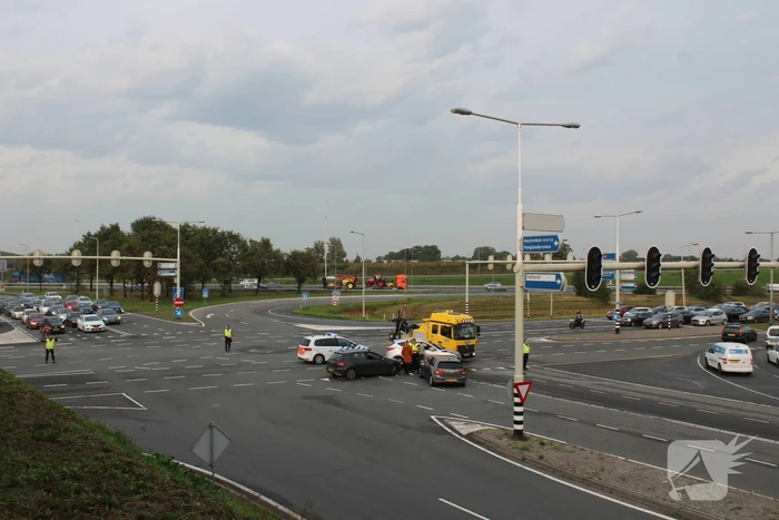 Twee auto's botsen op kruising