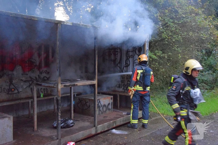 Afval brand in jongeren container