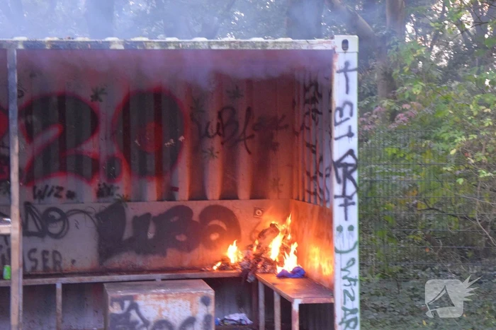Afval brand in jongeren container