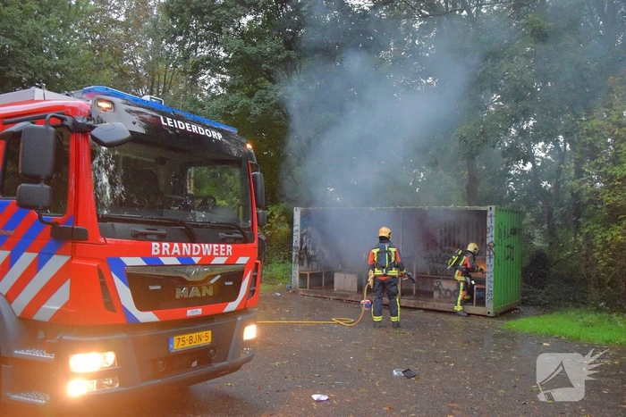 Afval brand in jongeren container