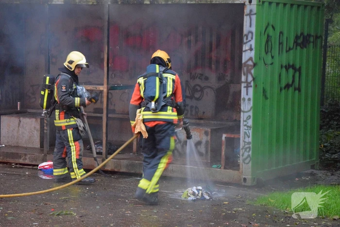 Afval brand in jongeren container