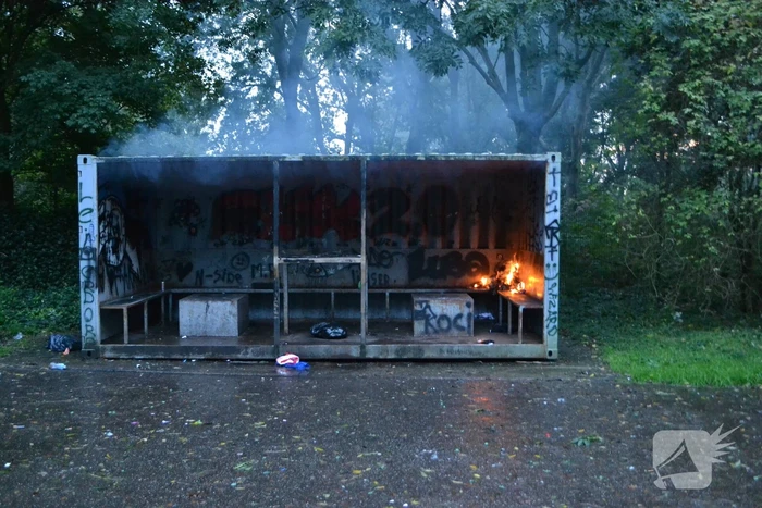 Afval brand in jongeren container