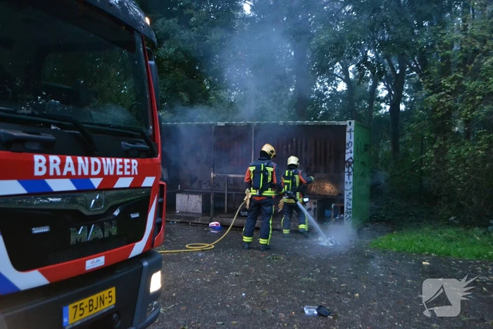 Afval brand in jongeren container