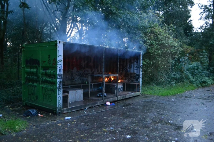 Afval brand in jongeren container